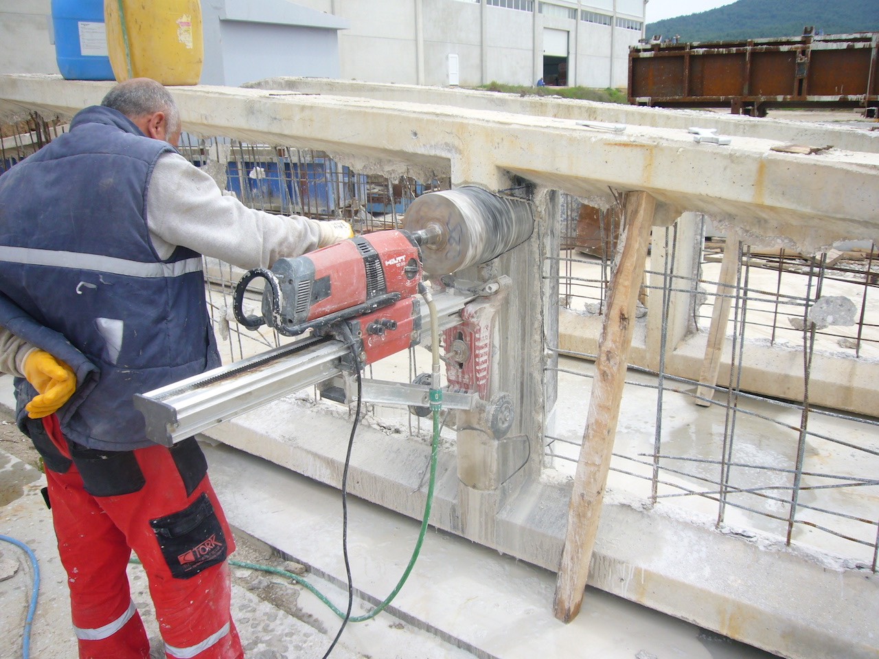 Karot makinesi ile betonarmede delik açılması