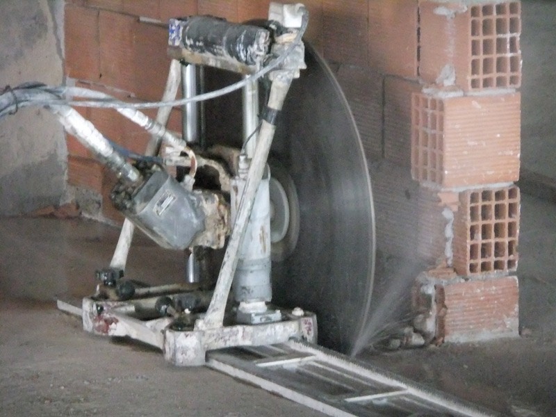 Hidrolik kesim makinesi ile betonarme eleman kesimi