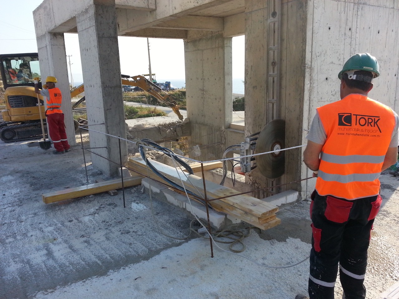 Hidrolik kesim makinesi ile betonarme eleman kesimi